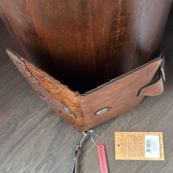 Justin Boots Wristlet/wallet,hair hide,bone,inlay, magnetic close,multisection - Picture 9 of 10